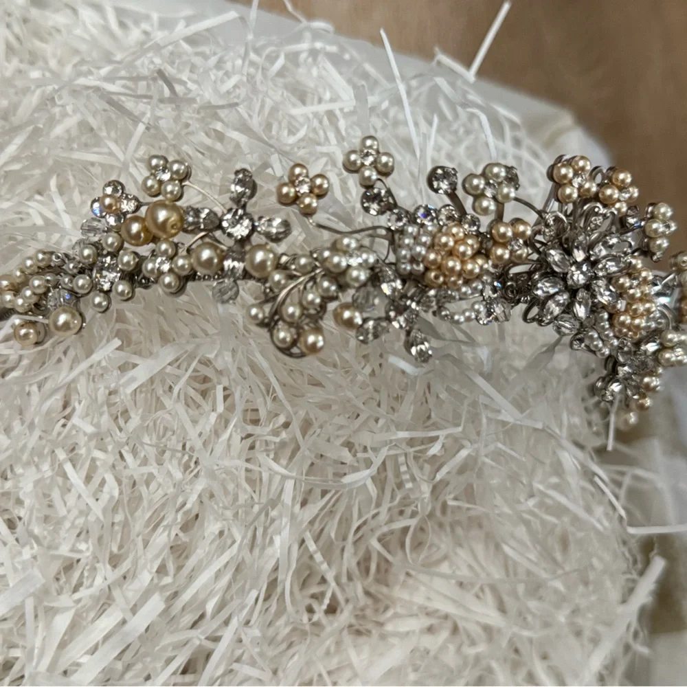 Bridal Headband with Swarovski Crystals – Elegant & Timeless - Picture 2 of 6